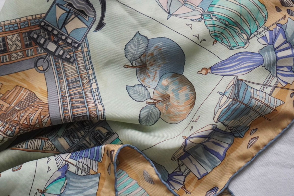 パリジェンヌとスカーフ、2024。｜花で紡ぐパリの日常。｜Paris