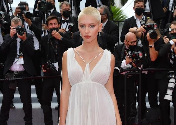 ジュード ロウの娘アイリス 坊主頭で会場沸かす Culture Madamefigaro Jp フィガロジャポン