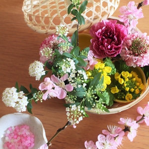 花桃ほころぶ雛祭り 春の花籠弁当風アレンジ ピンク 黄色 春の枝モノと花々のあしらい 花 のある週末 Interior Madamefigaro Jp フィガロジャポン
