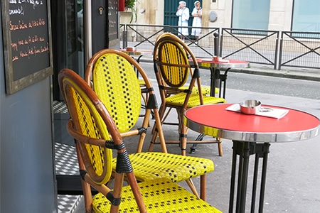 カラフルなビストロ・チェアは永遠にパリのシンボル！｜PARIS DECO