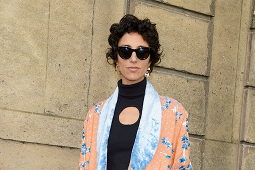 きもの風のガウンを纏ったヤスミン。いまや世界的に有名だけど、実はロシアのファッショニスタ。ブラックコーデにガウンの色が鮮やか。｜Fashion