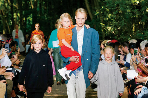 バレンシアガの人気アイテムが、キッズサイズになって登場