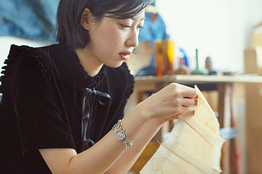 テキスタイルアーティストの手元を彩る、ハリー・ウィンストンの