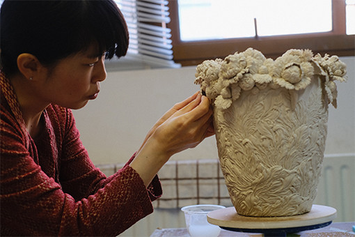 自由へ　陶芸作家の自画像 陶器　高さ24センチ 会社員から転身。多彩な表現に詰め込んだ陶芸への思い - 信州の