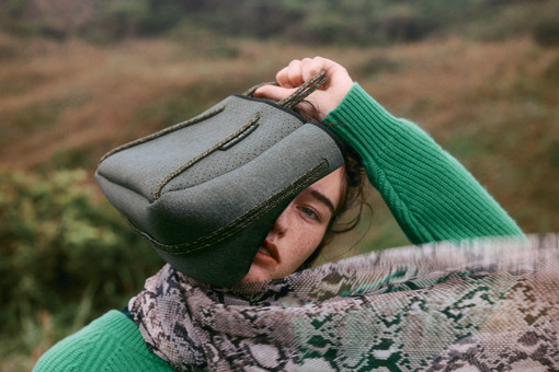 大自然と戯れる、都会の女と旅するバッグ。