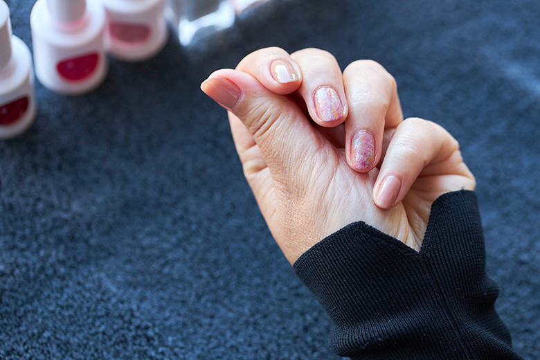 スポンジで簡単に 花束みたいなネイルアートを動画で 特集 Beauty Madamefigaro Jp フィガロジャポン