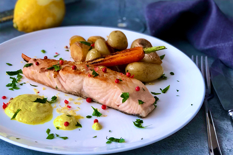 彩り豊かにスパイス香る サーモンのムニエル ホームパーティレシピ Madamefigaro Jp フィガロジャポン