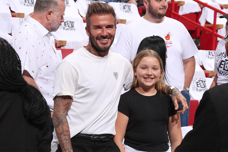 デビッド・ベッカム、溺愛する末娘ハーパーとNBAを観戦！｜Culture