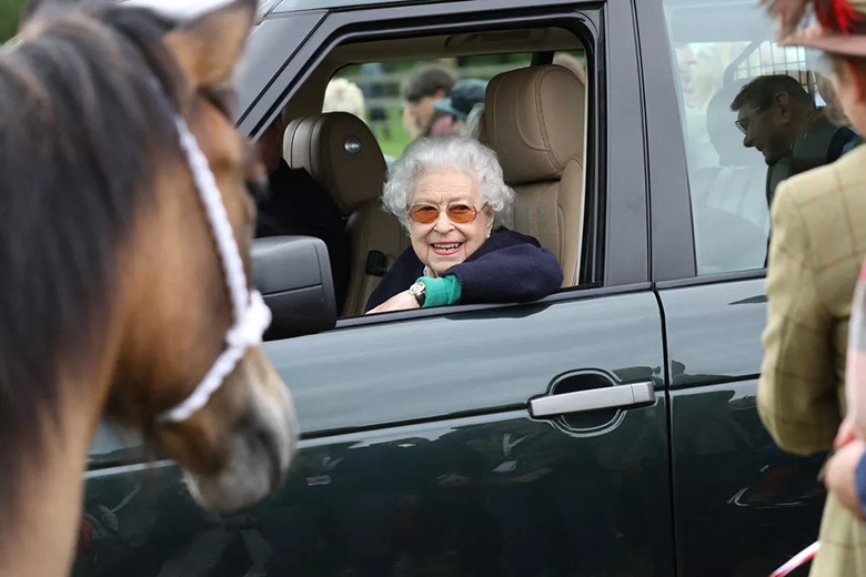 エリザベス女王、馬術競技の会場で元気な姿を見せる！｜Culture