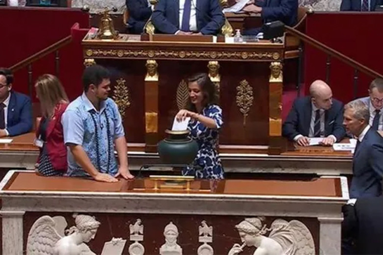 フランス議会で、一着のワンピースが物議を醸した理由。｜Society