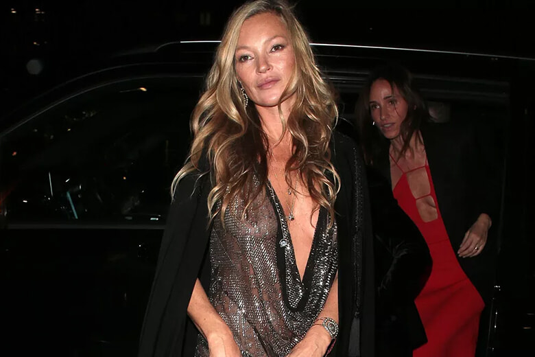 ケイト・モス、バストトップもあらわなシースルードレスで登場