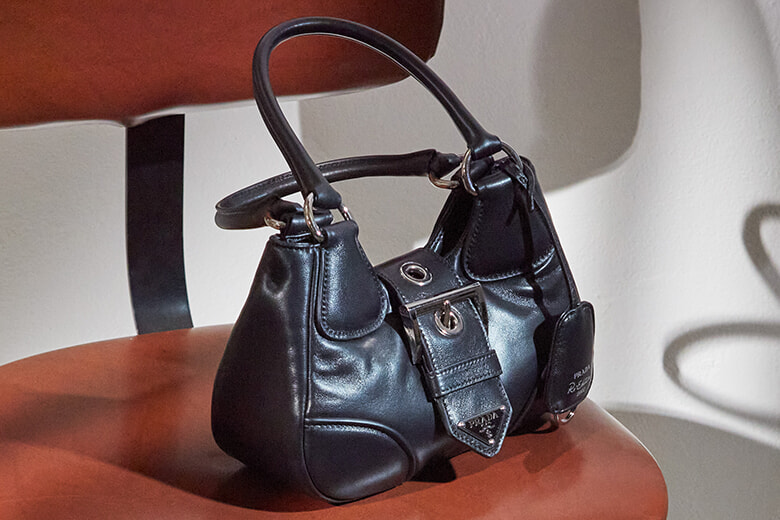 丸みのあるフォルムがキュートなプラダの新作バッグ。｜Fashion