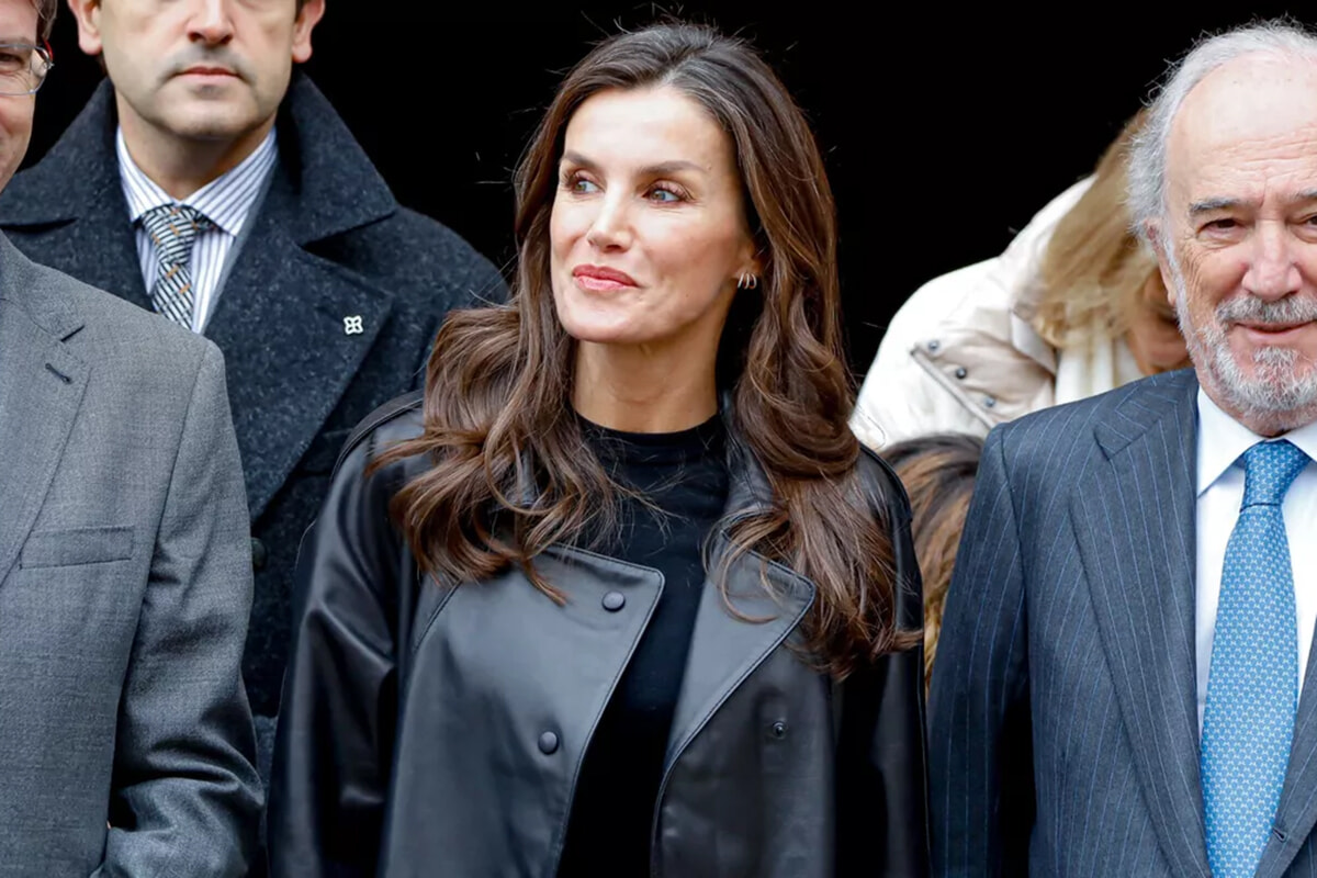 スペインのレティシア王妃、マトリックスのような革のロングコートで