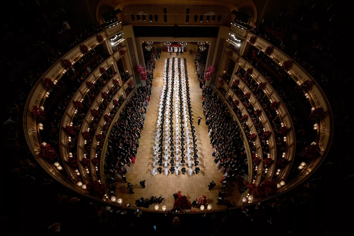 01-240221-thumb-debutantes-