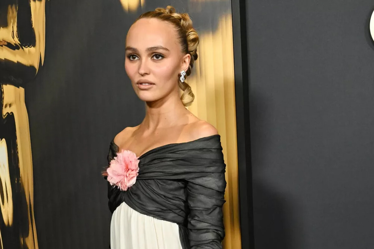 リリー＝ローズ・デップ、20年前の母と同じドレスを着て登場