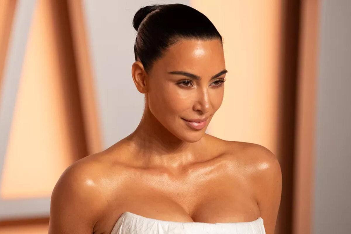 キム・カーダシアン、新作水着の発表で18メートルの「セクシーすぎる