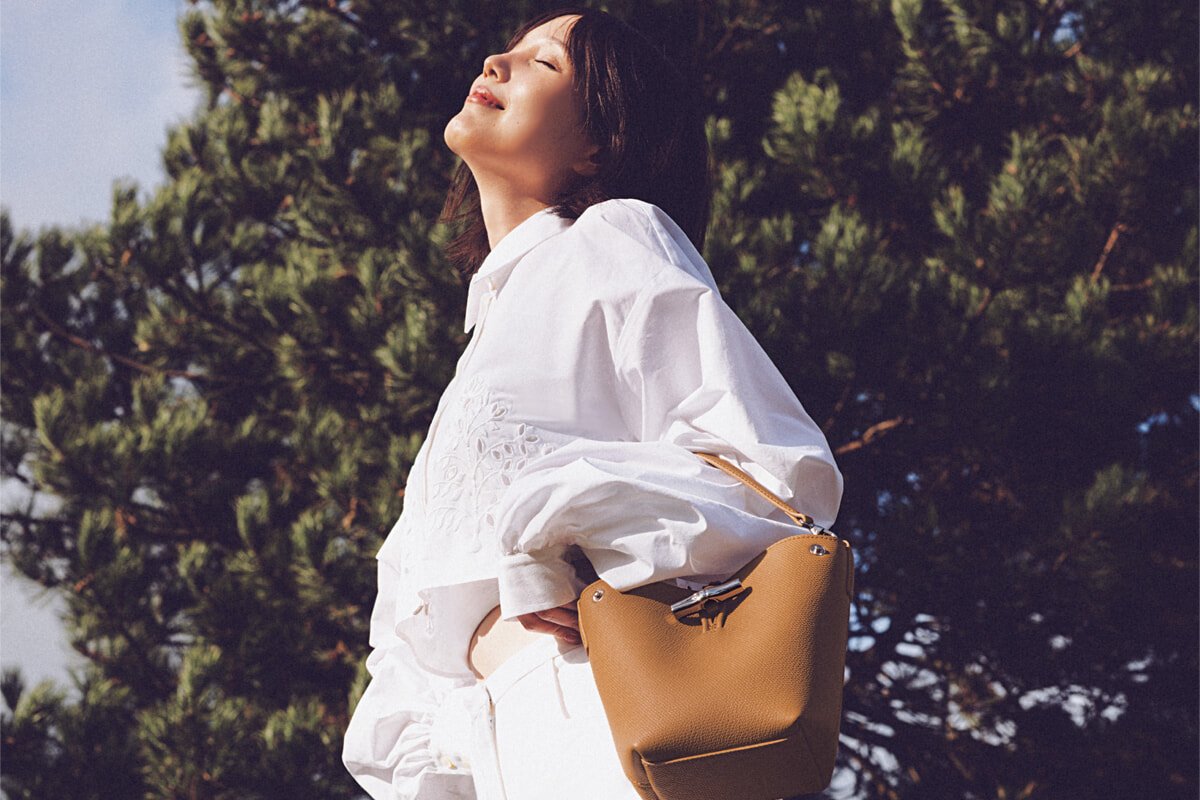 Longchamp バケットバッグ 〜本田翼さん着用〜 フランスにあるロンシャンのアトリエへ。本田翼が出合う手仕事の