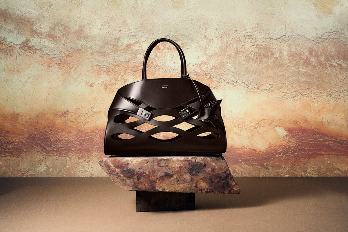 フェラガモ　シルク100% made in ITALY 楽天市場】SALVATORE FERRAGAMO フェラガモ スカーフ 32 0491