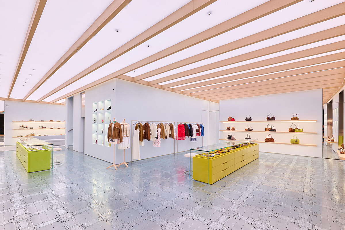 リニューアルしたロンドン旗艦店で「Miu Miu Upcycled」が