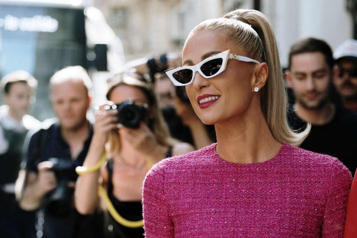 まだまだ厚底、まだピンク。「Y2Kの女王」パリス・ヒルトン、いまも変わらないファッションが再注目の的に!?