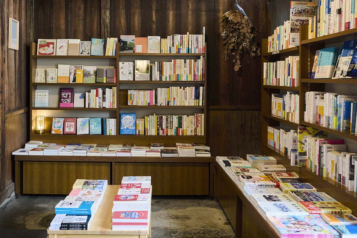 沼津散策で立ち寄りたい、築70年超の建物をDIYした書店で本とクラフト