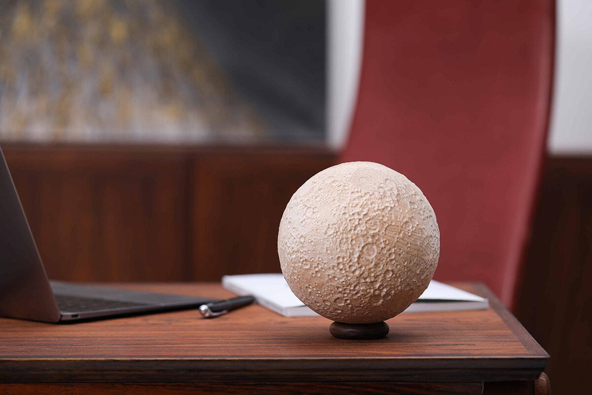 ビャルケ・インゲルスによる、リアルな月のオブジェを飾っておうちでお