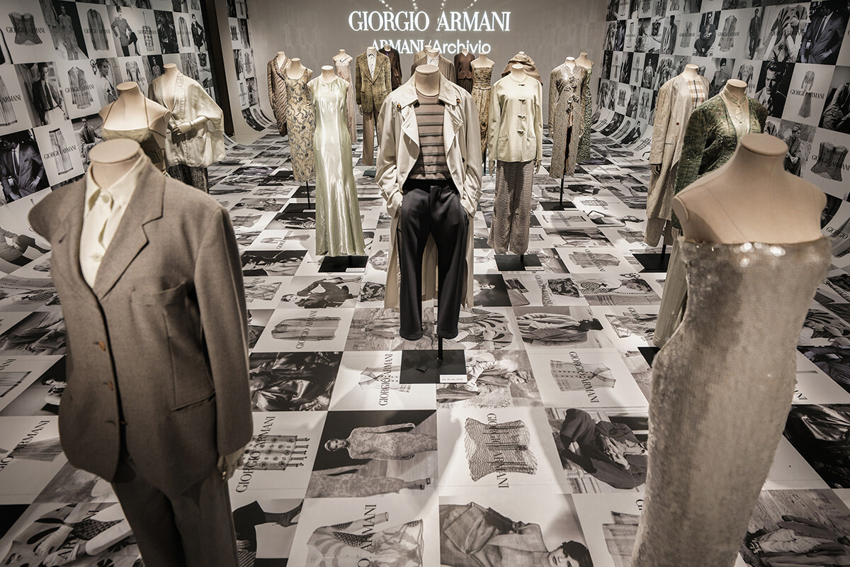 ジョルジオ アルマーニ】50年の軌跡を辿る、貴重なアーカイブ作品を
