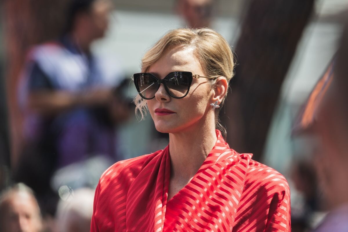 モナコのシャルレーヌ公妃、着回し力に注目！ 式典からガラまで「端正すぎる」11月ロイヤルスタイル4選。