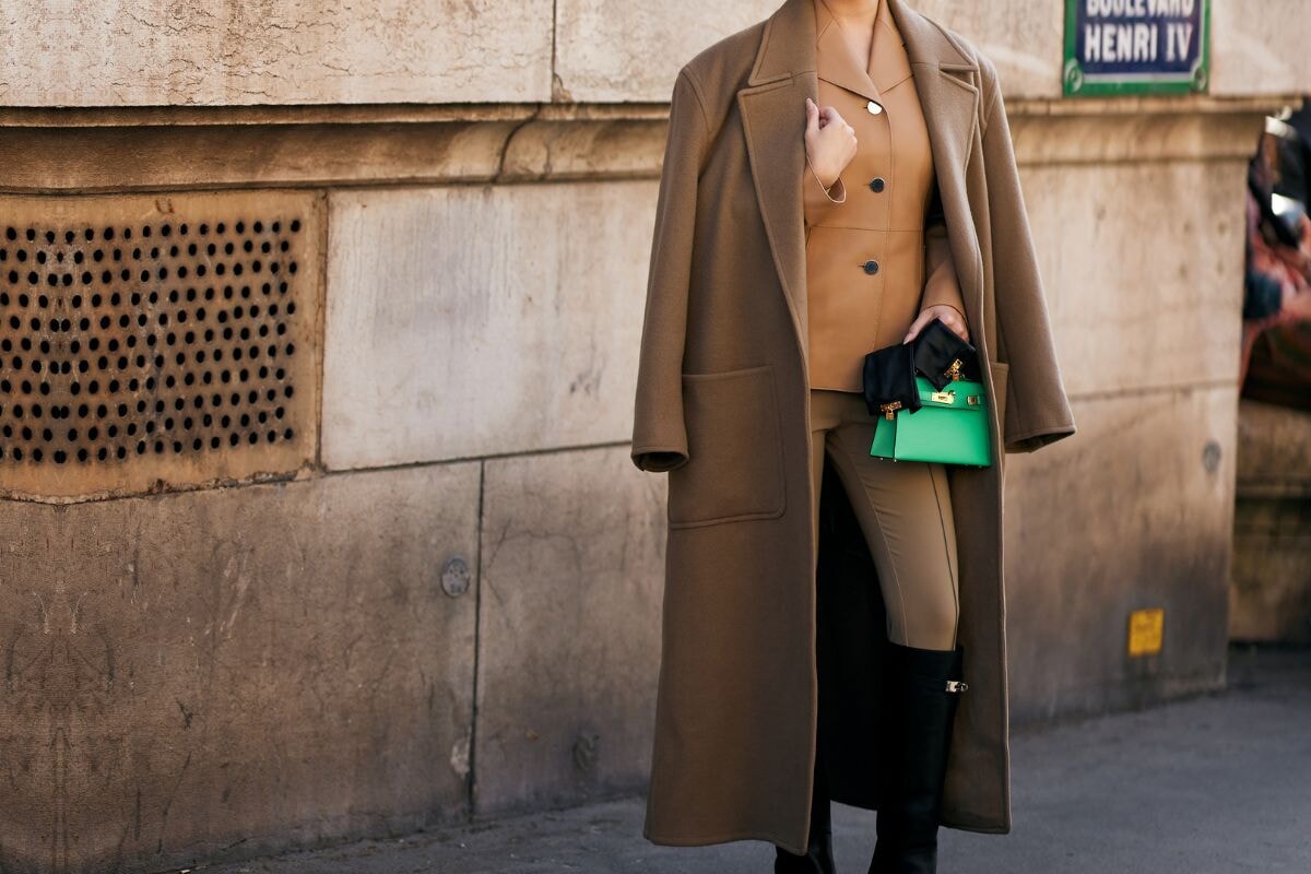 ロングコートは「長め丈」が正解。｜海外スナップ6選【2025年冬のアウター】