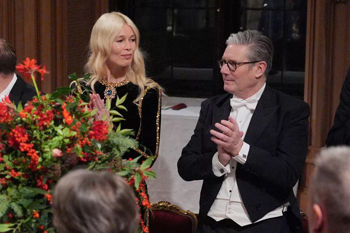 クラウディア・シファー、ウィンザー城で贅沢なベルベットドレスを纏い