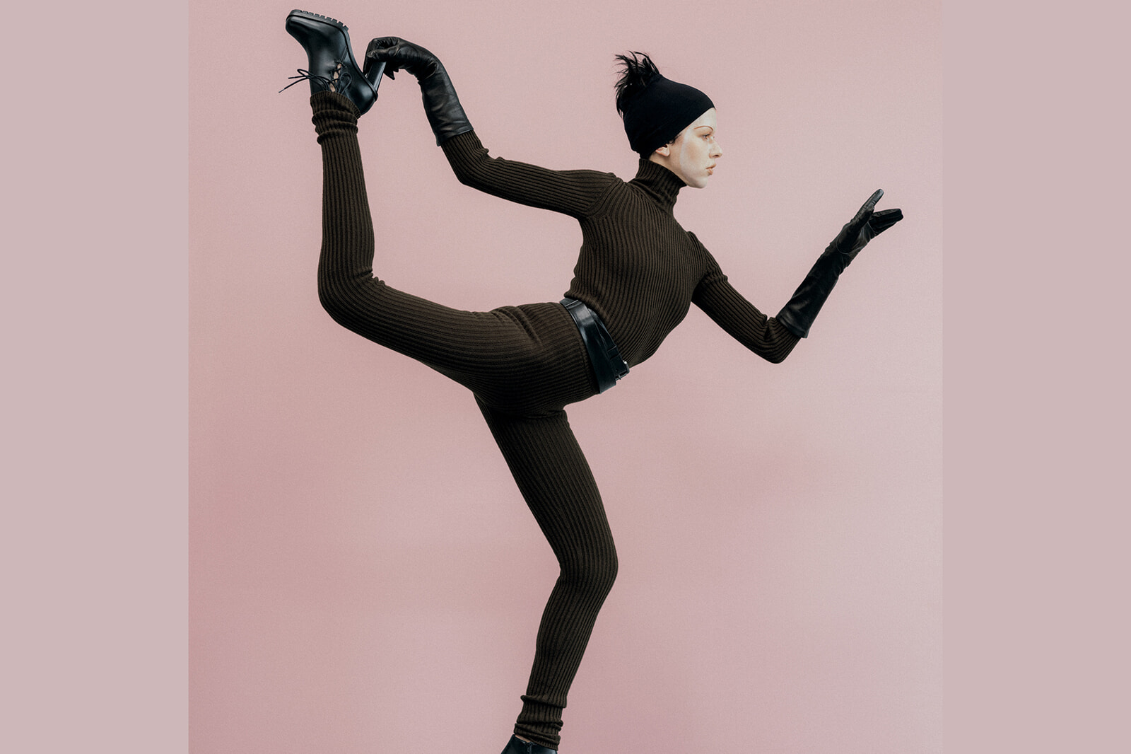 大人の新定番、選ぶべきはダンサー気分のしなやかなパンツ。｜Fashion