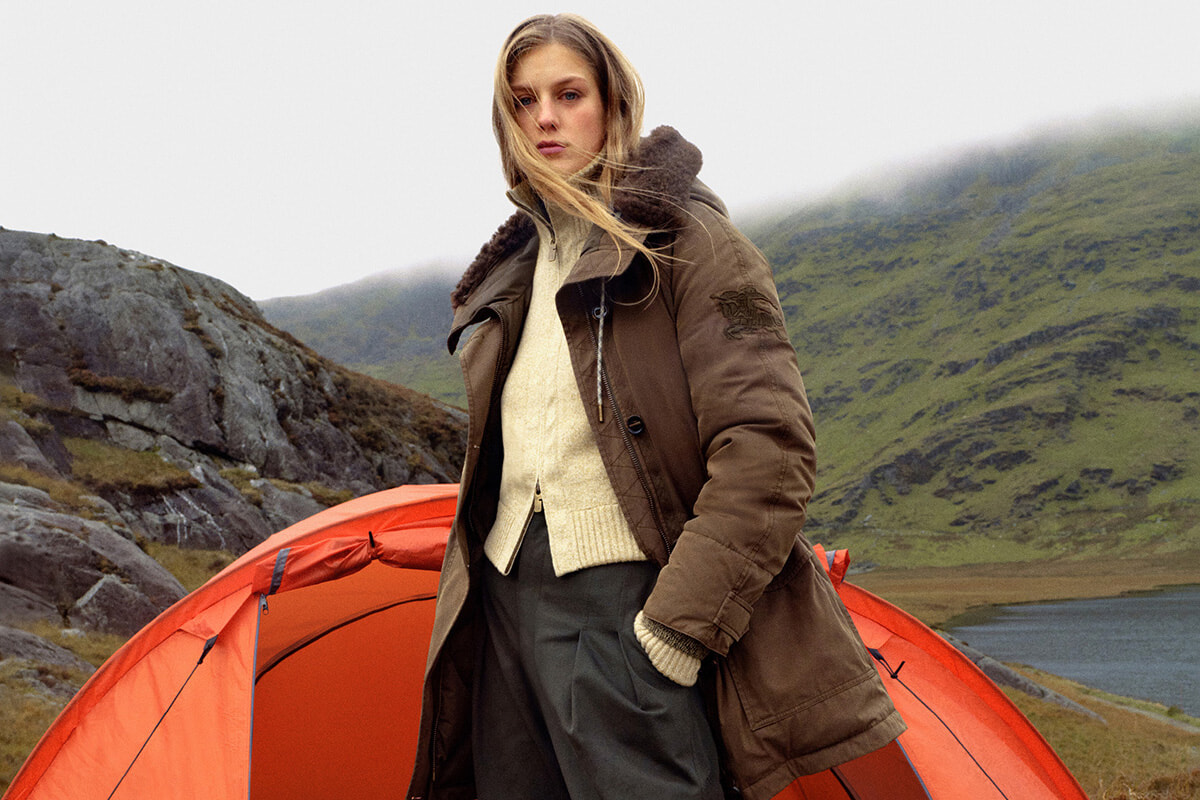 バーバリー170周年】「ギャバジン」をオマージュした定番アウターや