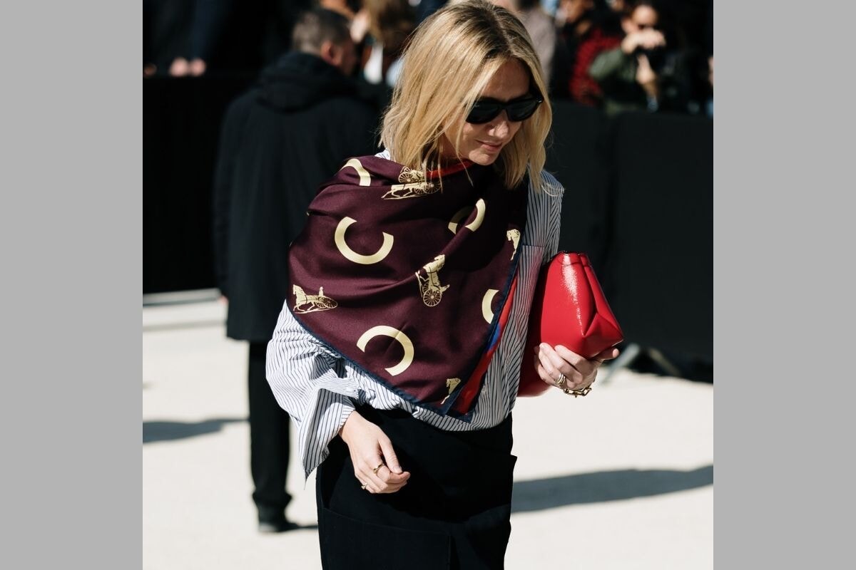 スカーフどう巻く？１枚で華やぐ、パリジェンヌの春スナップ6選。