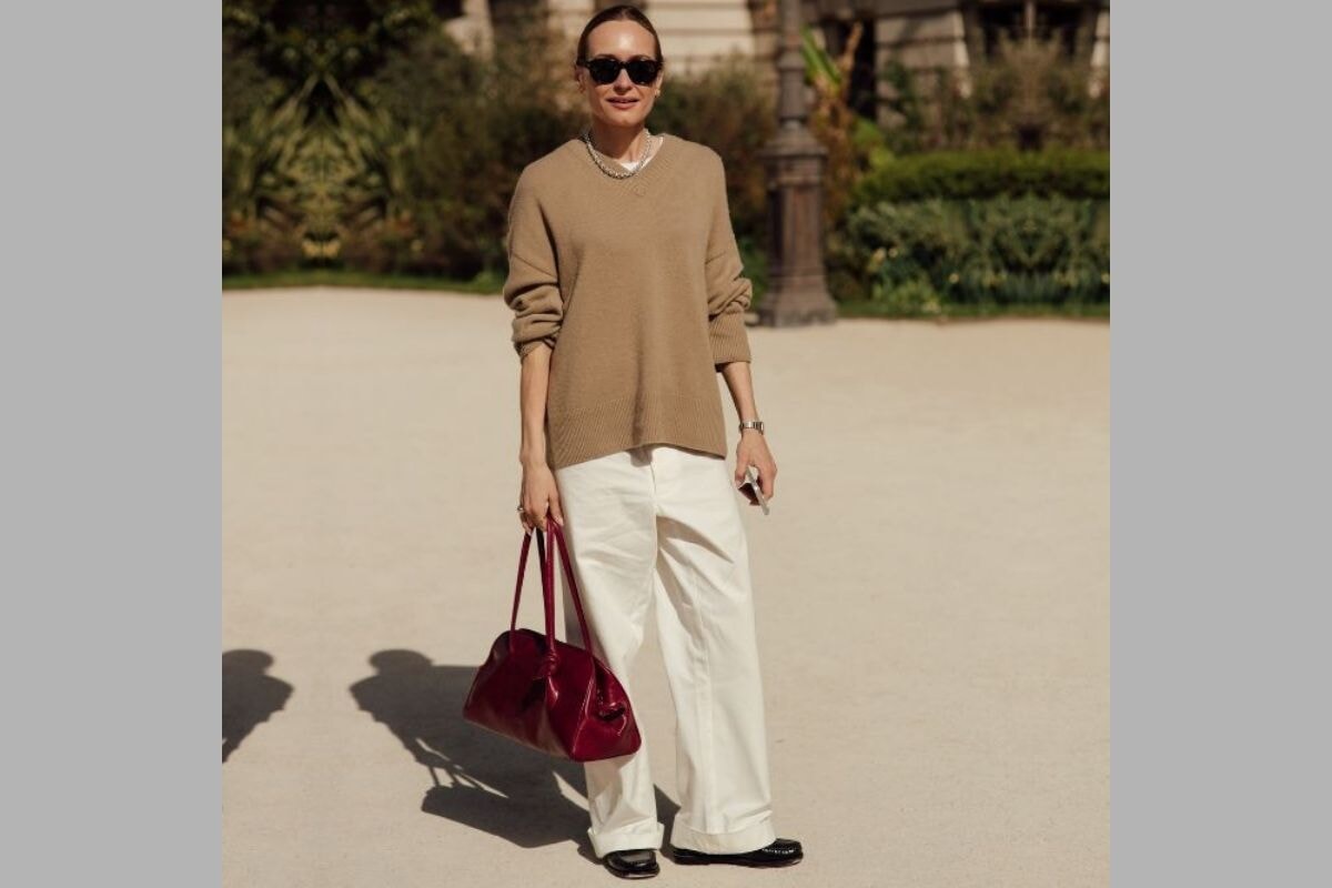 春のデニムは白。2026年はワイド＆ワントーンが旬。パリの街角で見つけた、7人の着こなし。
