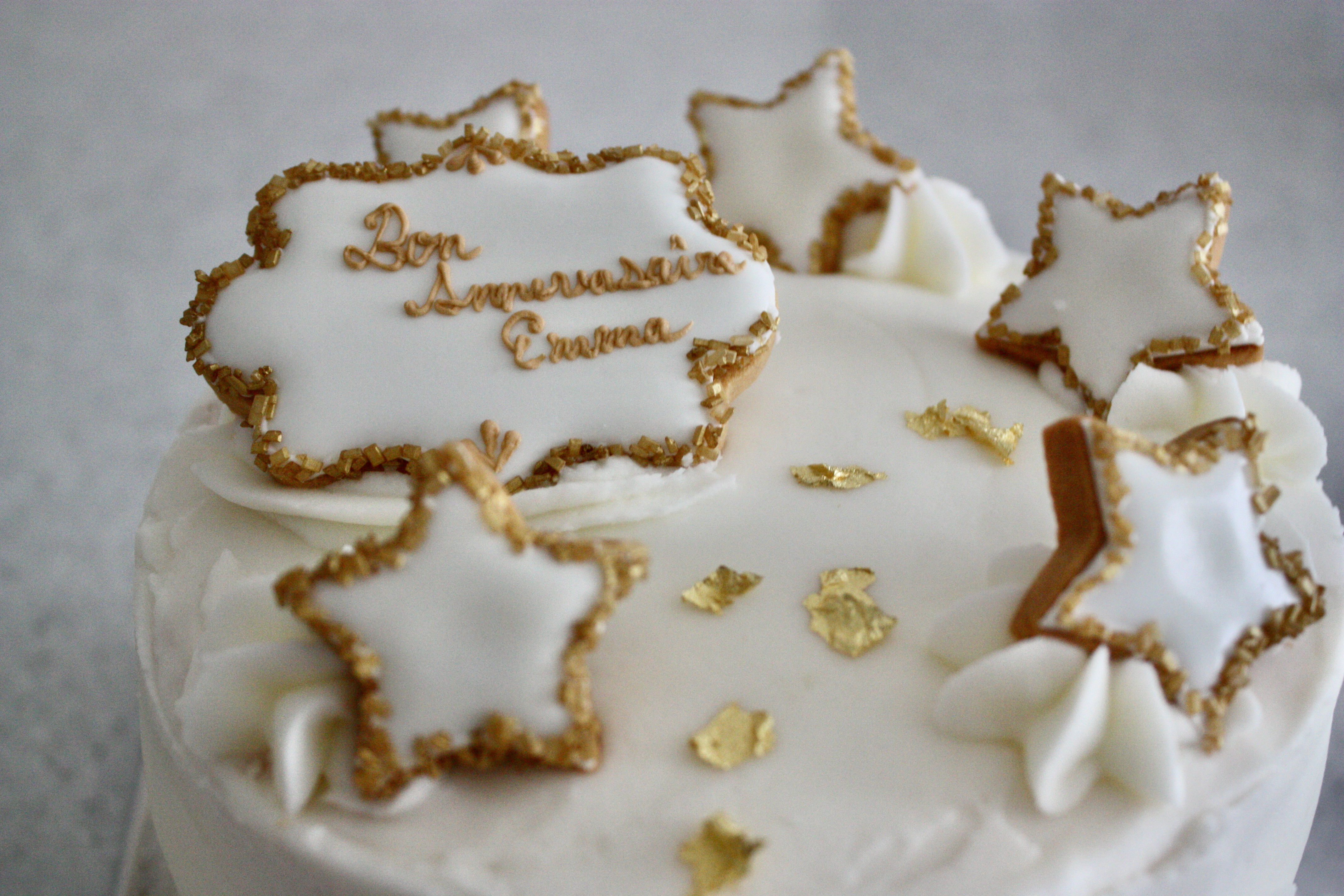 ホワイト ゴールドのバースデーケーキ パリ風 ママスタイル Blog Madame Figaro Jp フィガロジャポン