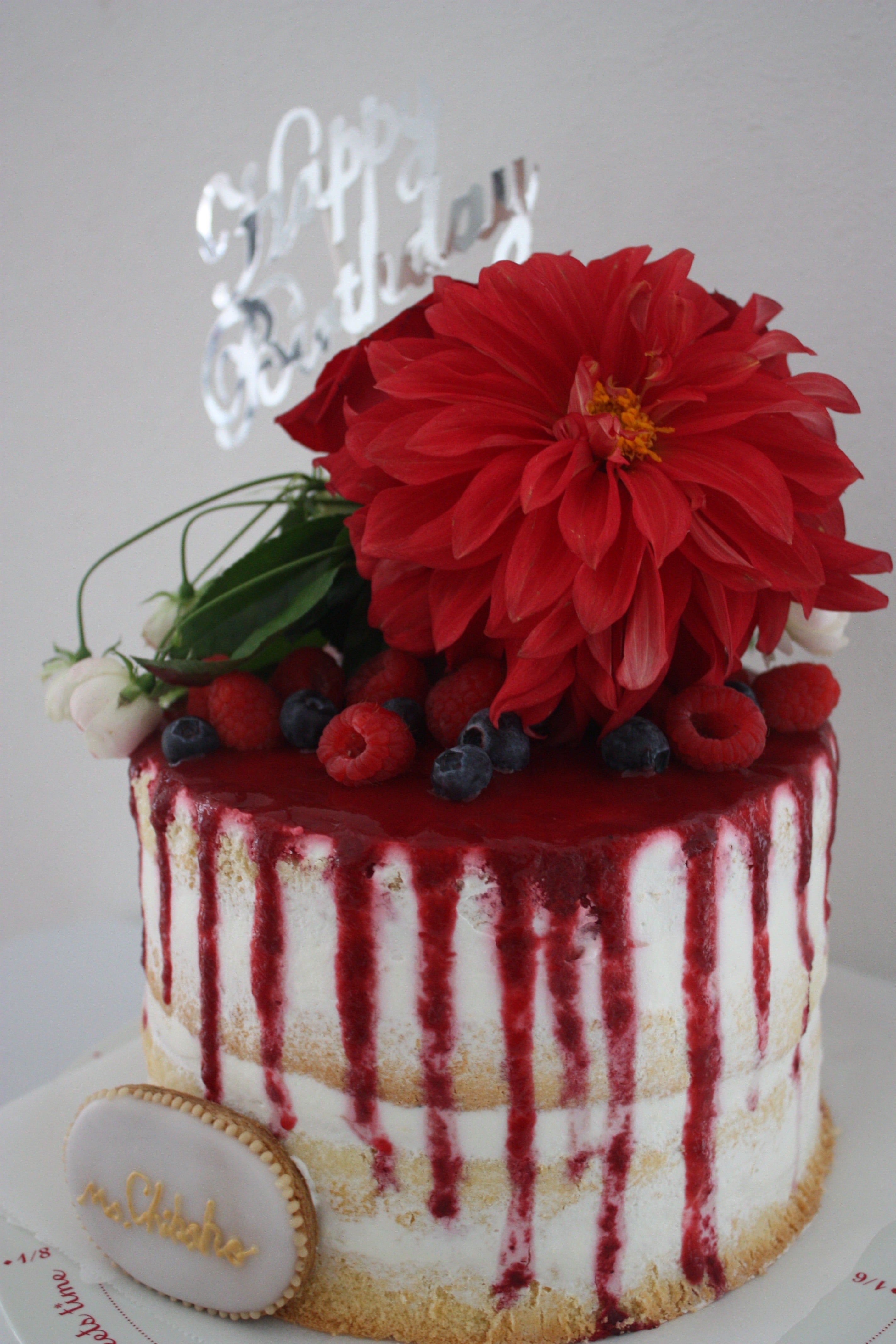 赤い花の誕生日ケーキ パリ風 ママスタイル Blog Madame Figaro Jp フィガロジャポン