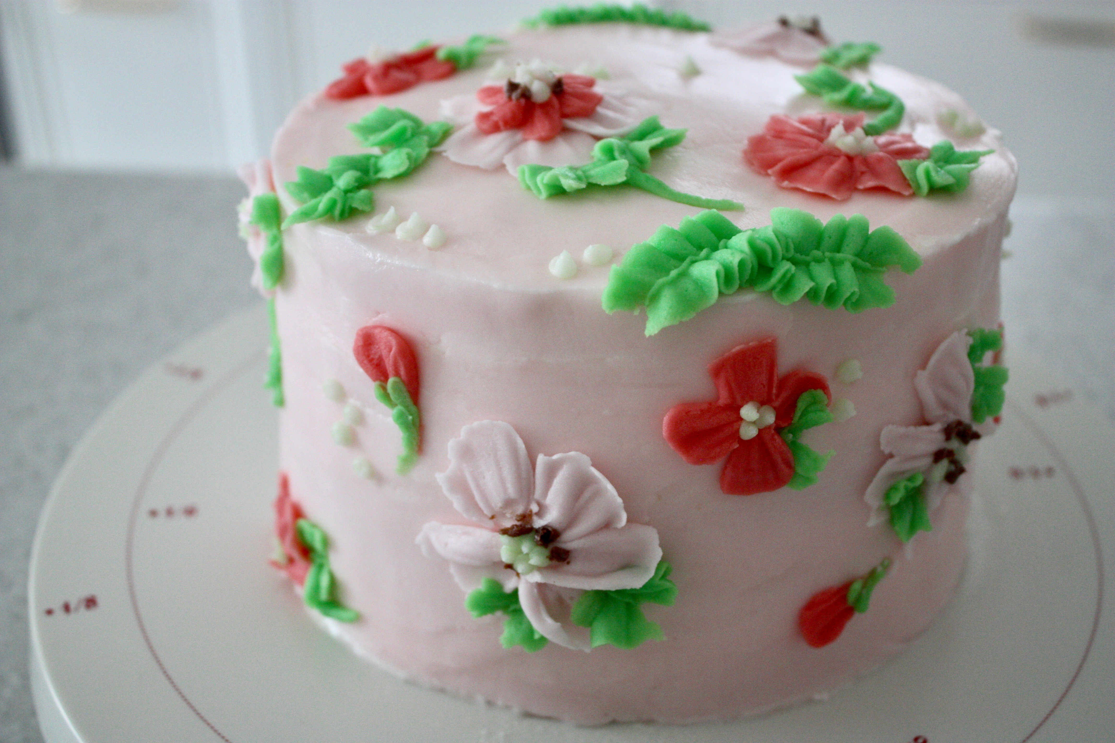 ピンク色 花モチーフのケーキ パリ風 ママスタイル Blog Madame Figaro Jp フィガロジャポン