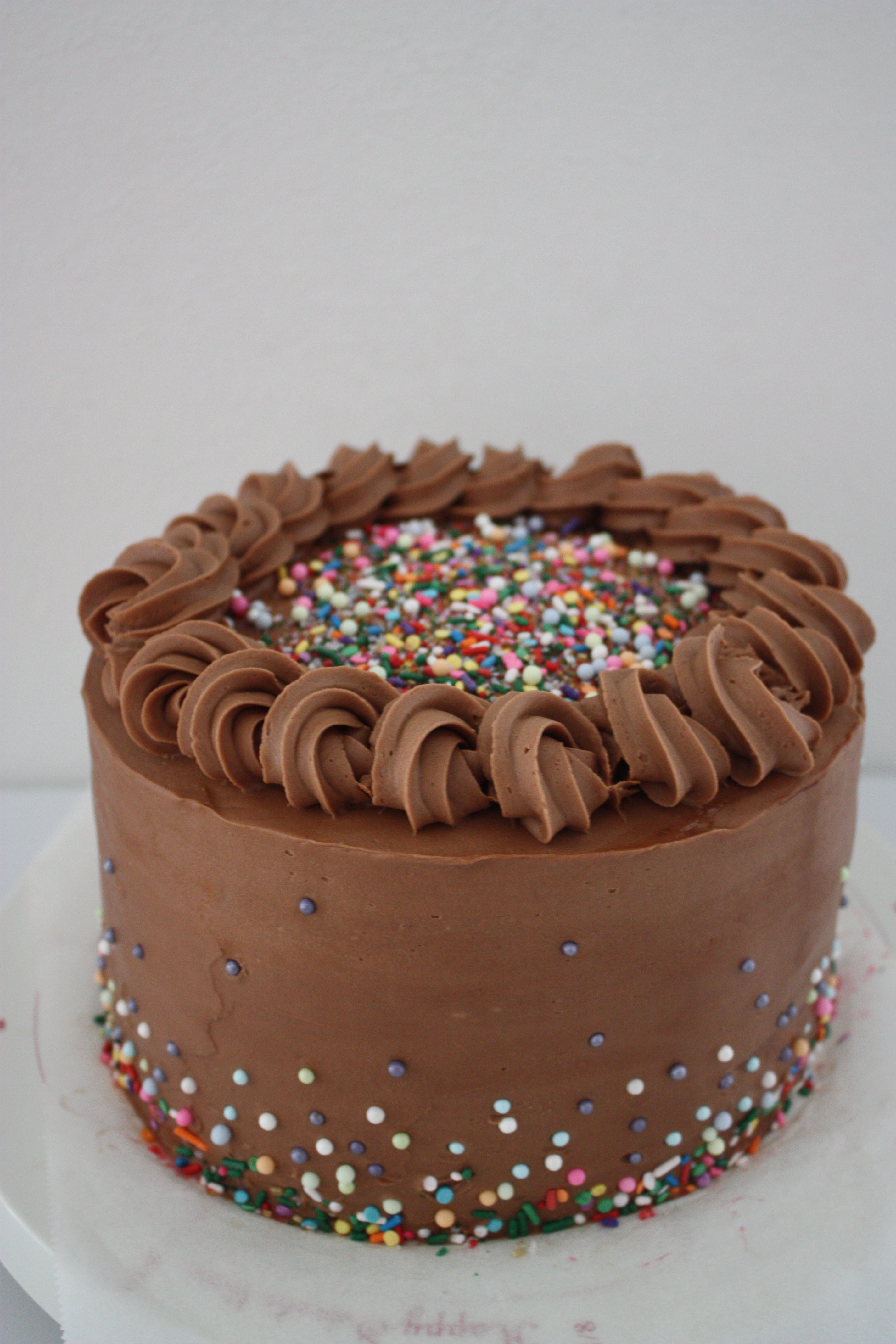 チョコレートケーキはカラフルに パリ風 ママスタイル Blog Madame Figaro Jp フィガロジャポン