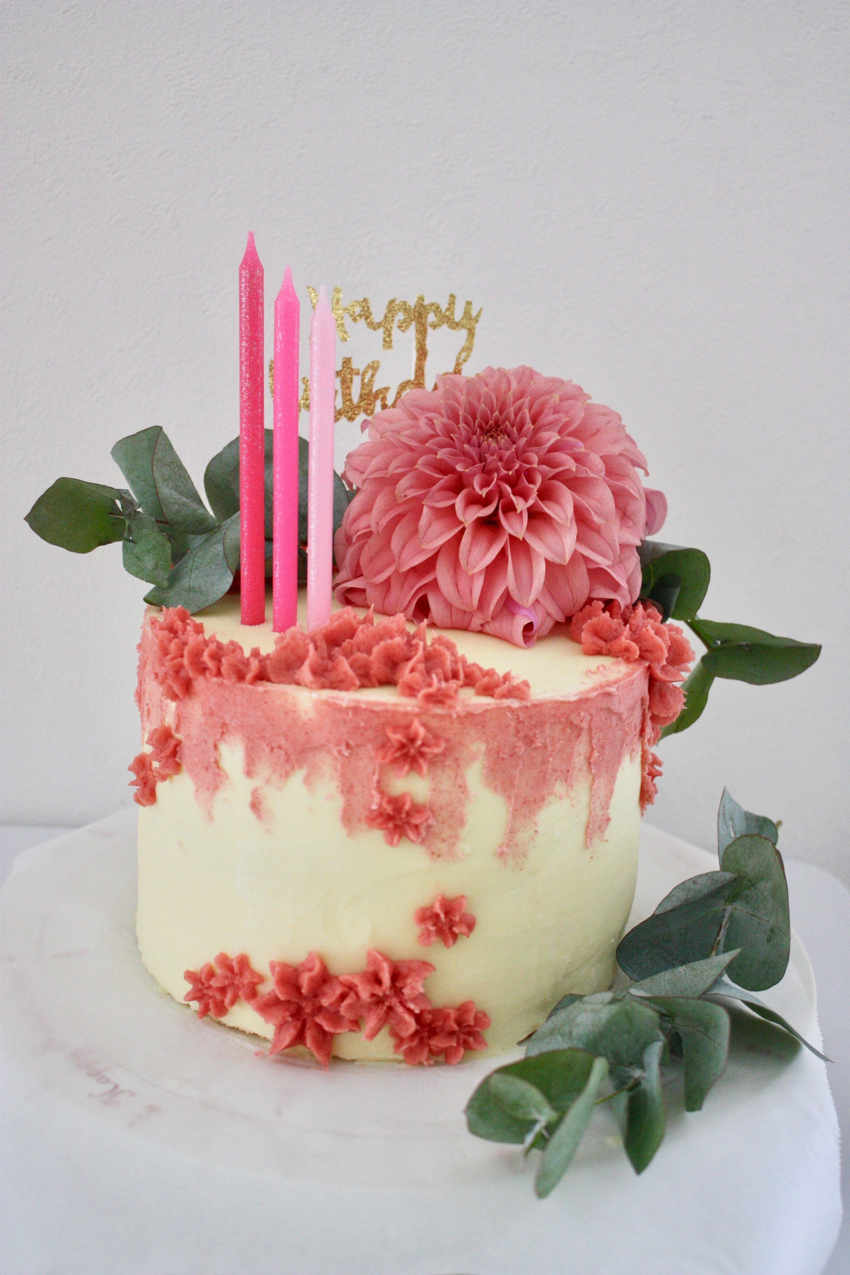 ボタニカル感のあるピンク色のケーキ パリ風 ママスタイル Blog Madame Figaro Jp フィガロジャポン