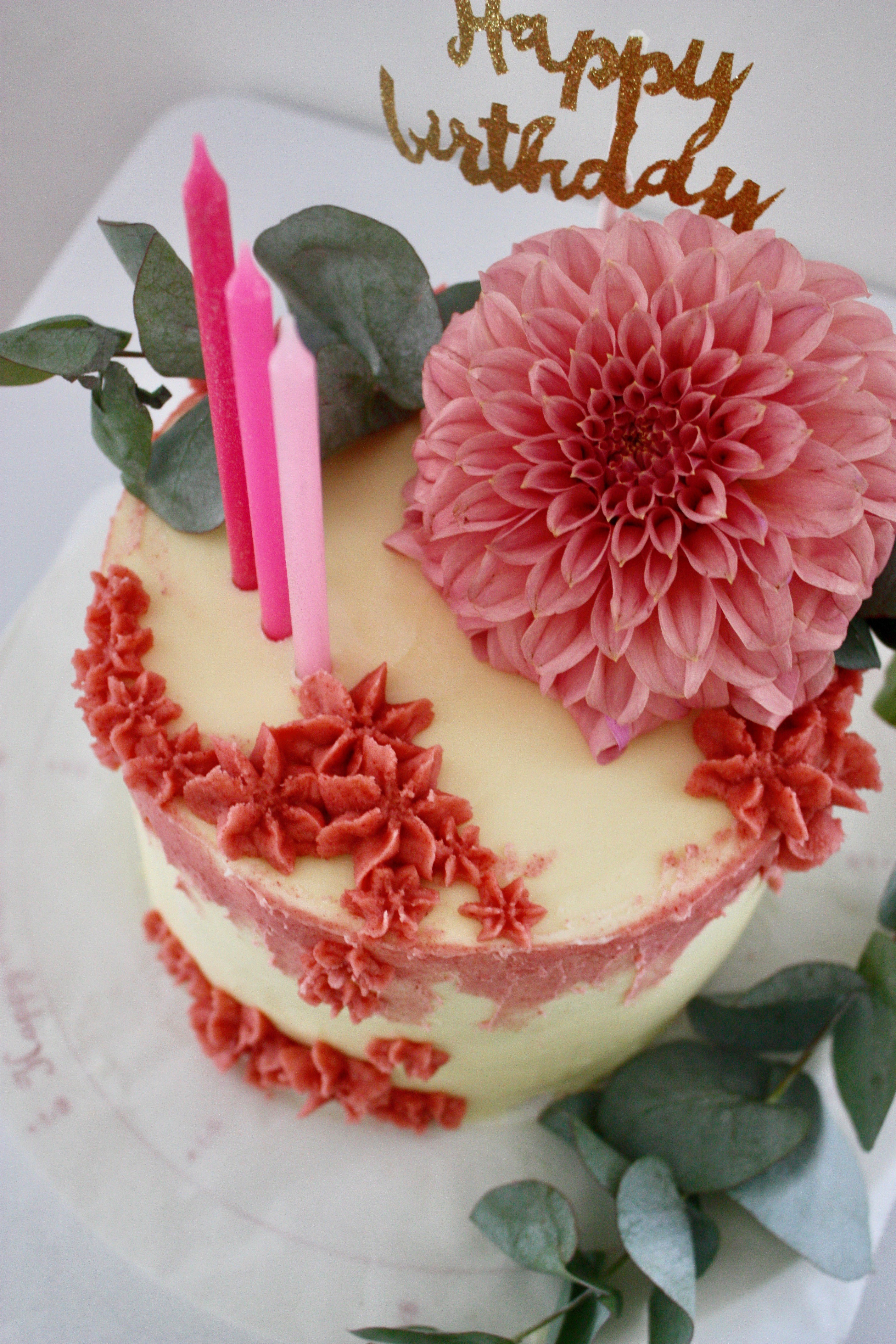 ボタニカル感のあるピンク色のケーキ パリ風 ママスタイル Blog Madame Figaro Jp フィガロジャポン