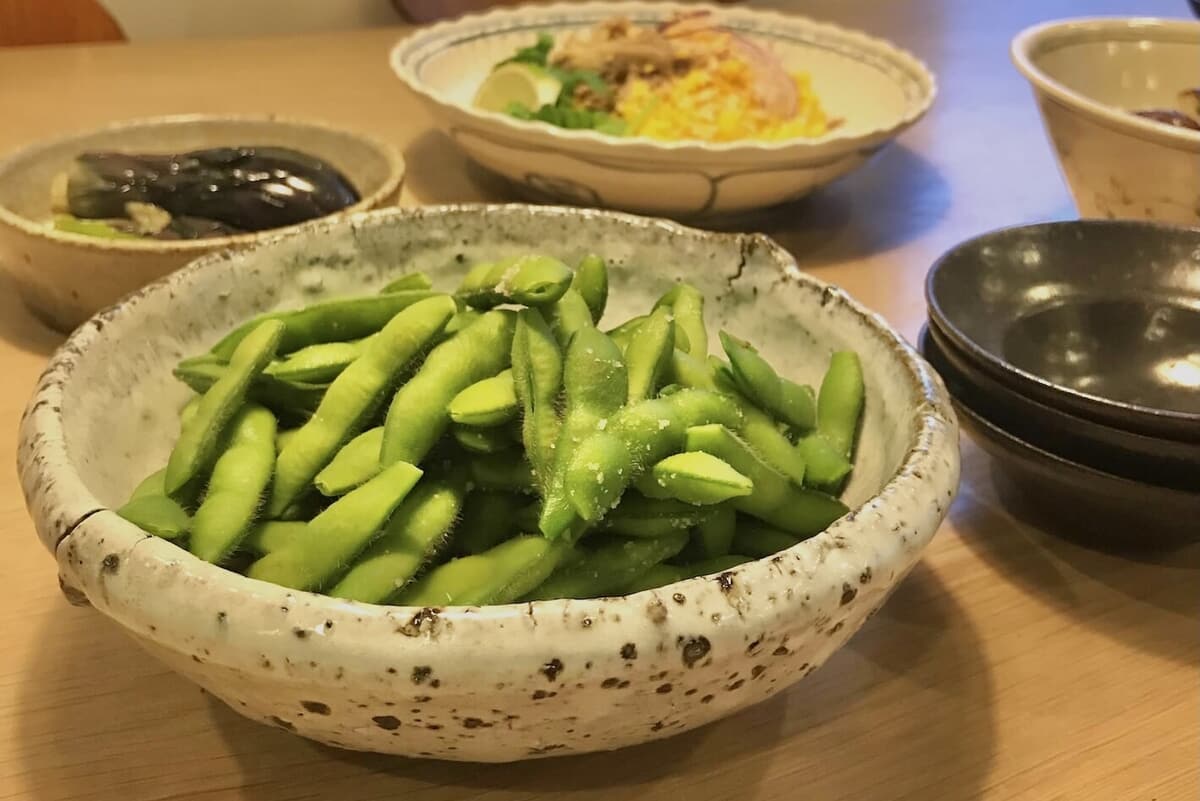 夏野菜にスタメンの芳賀龍一さんのうつわ。
