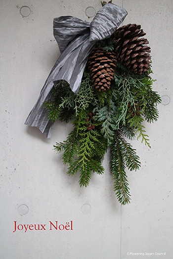 ナチュラルな枝と松ぼっくりで作る 森の香りのクリスマススワッグ 花のある週末 Interior Madamefigaro Jp フィガロジャポン