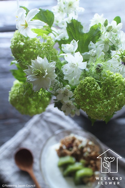 4月の朝は透明感のある白 グリーンの花々でリフレッシュ 花のあるウィークエンド 自分を癒してくれる朝時間 花 のある週末 Interior Madamefigaro Jp フィガロジャポン