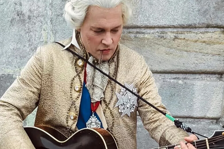 写真】ジョニー・デップ、撮影の合間に葉巻をくわえギターを弾く 写真】ジョニー・デップ、撮影の合間に葉巻をくわえギターを弾く