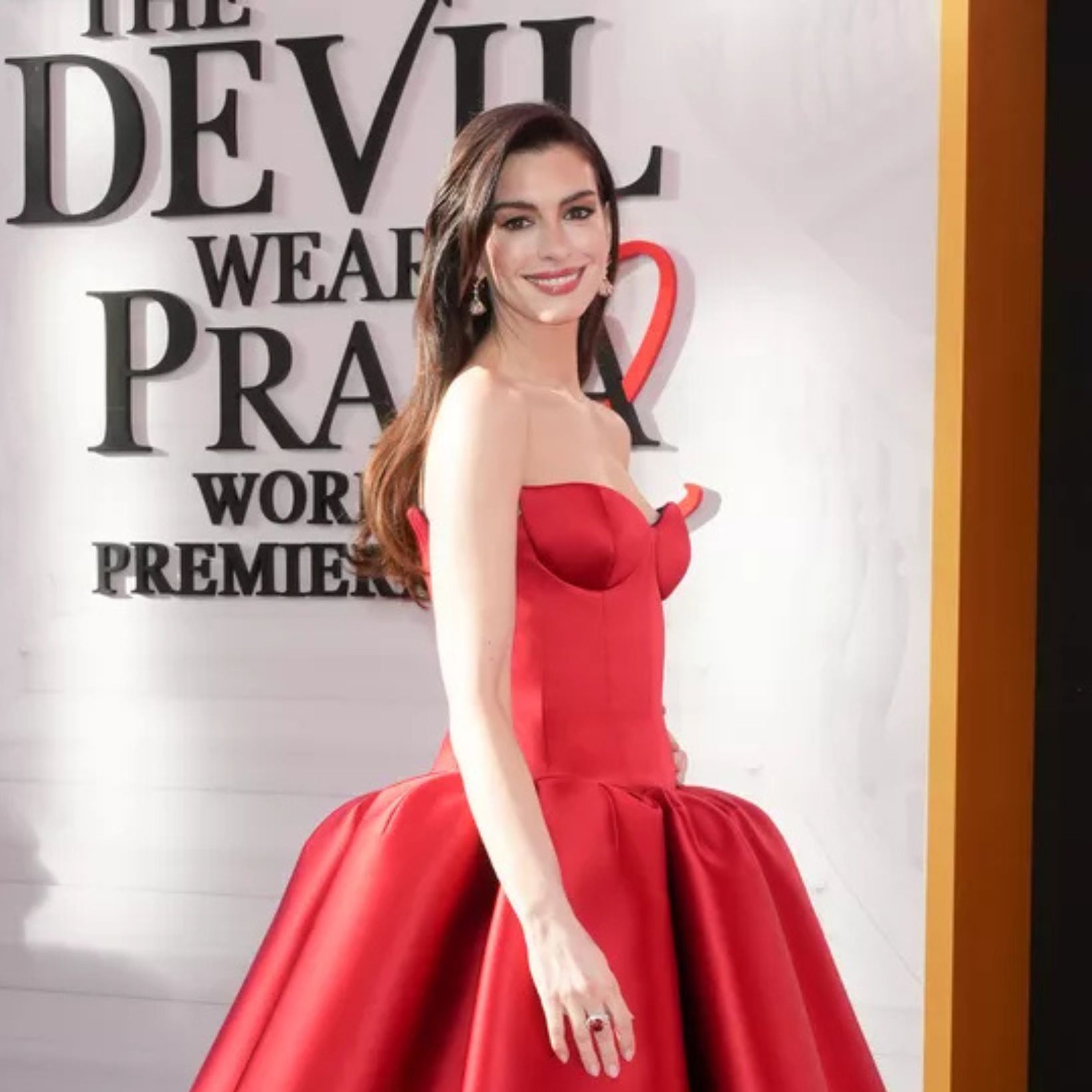 アン・ハサウェイ、ニューヨーク『プラダを着た悪魔2』プレミアにルイ・ヴィトンの赤いドレスで登場。