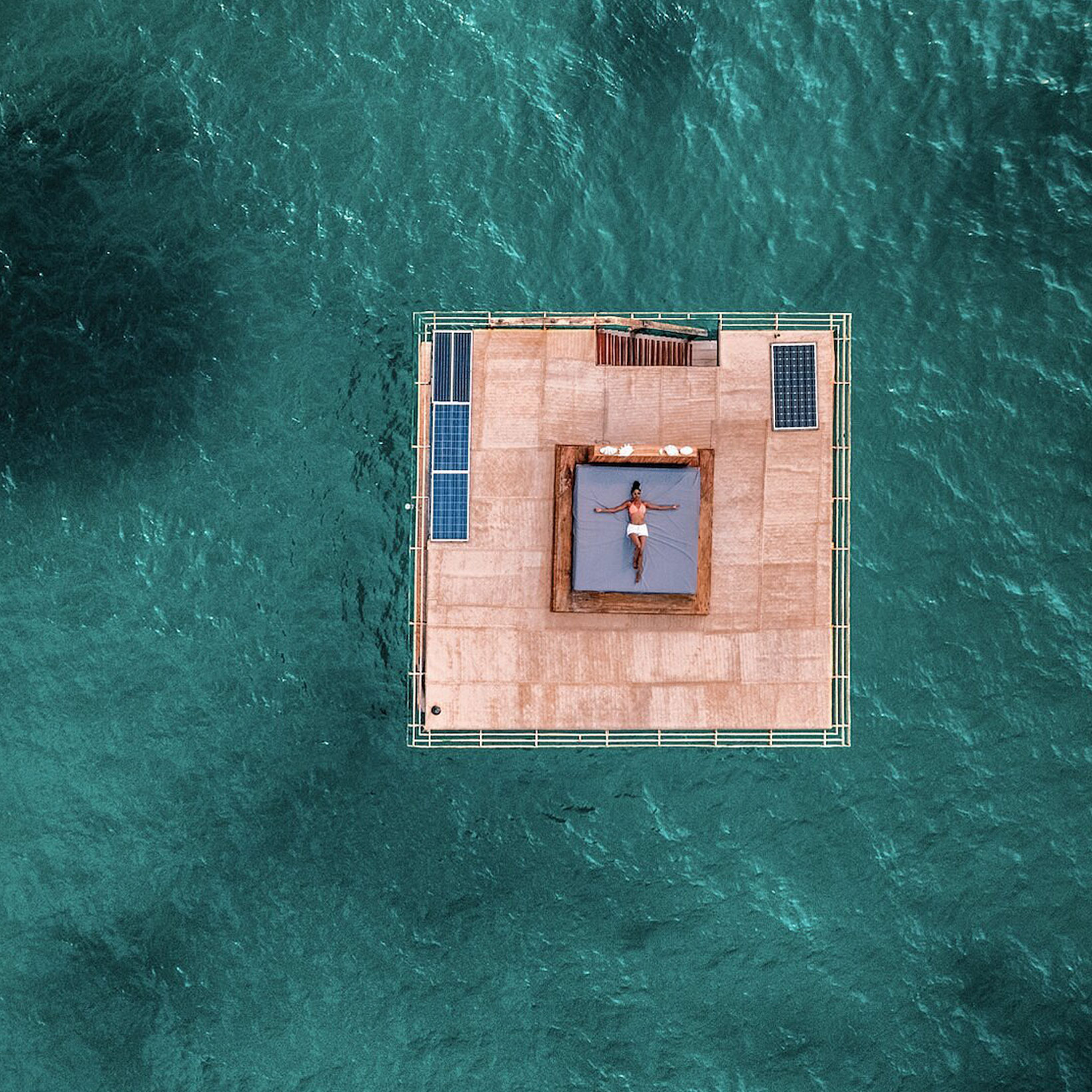 絶景の中に泊まる、青い海と一体化する非日常体験。【世界の秘境ホテル5選・海編】