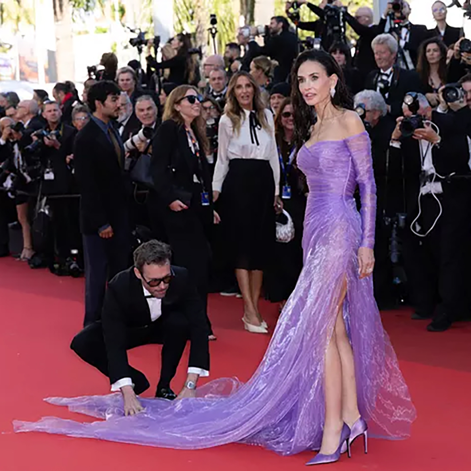 2026年のカンヌ国際映画祭、レッドカーペットで大流行しているドレスのトレンドは「紫」！