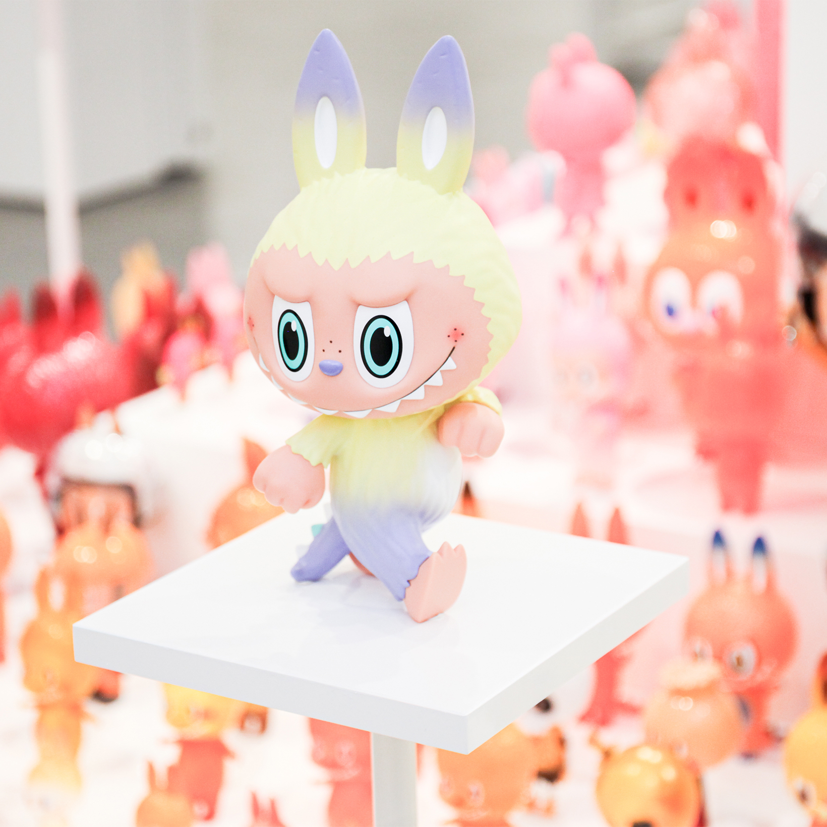 ラブブと『THE MONSTERS』の仲間たちの世界に没入する展覧会が東京で開催！