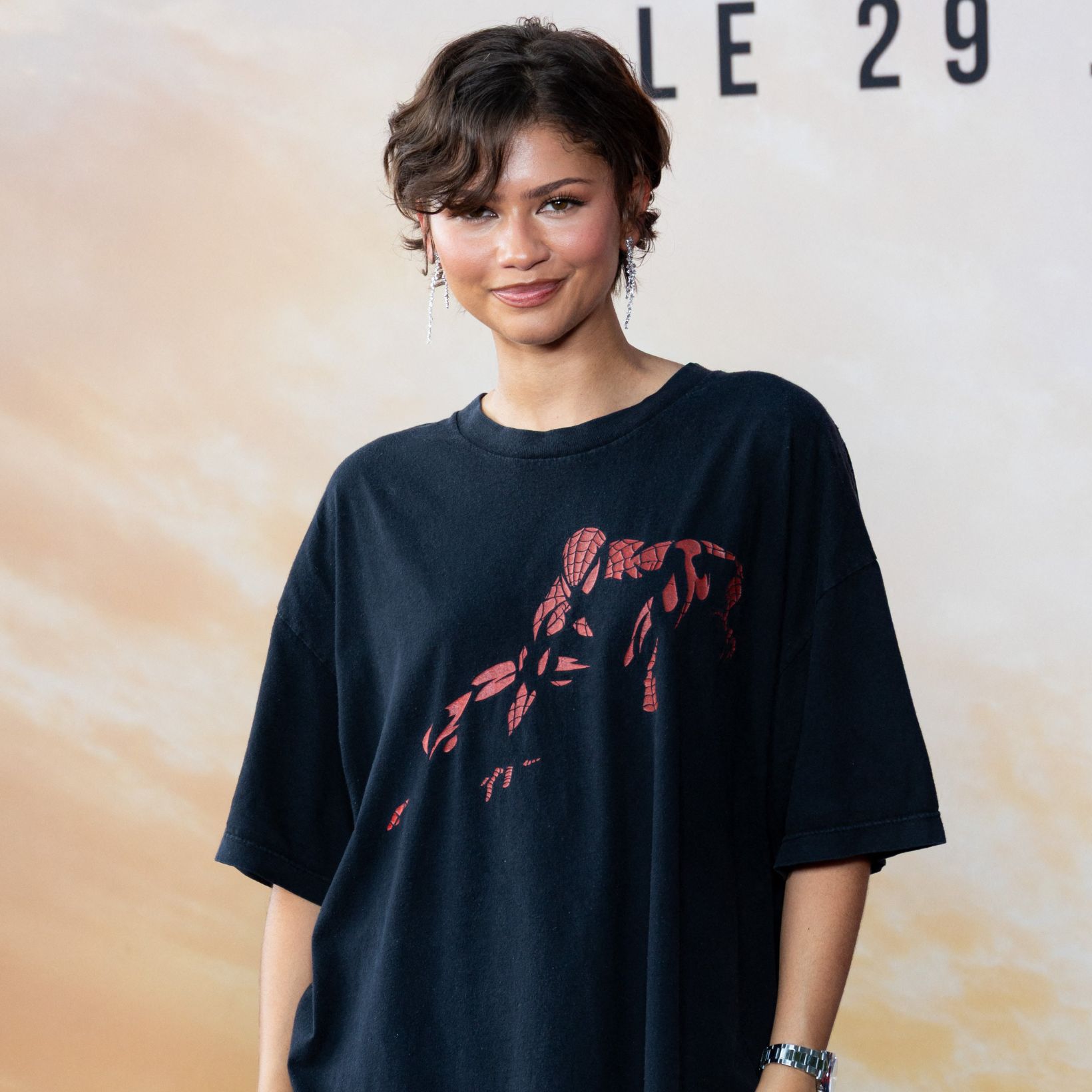 パリで猛暑に立ち向かうゼンデイヤ、さらりと着こなすTシャツ姿がキュート！