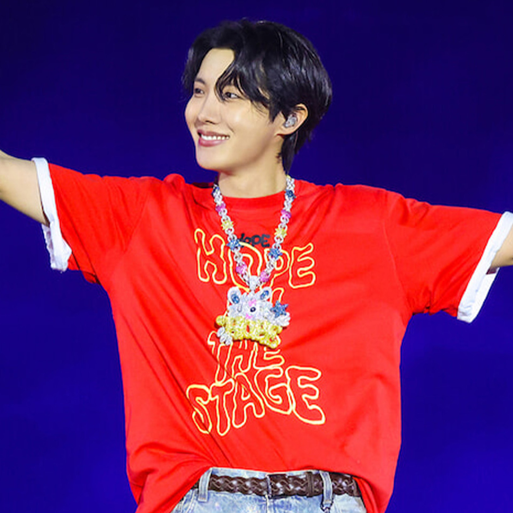 BTS J-HOPE、輝く瞬間の連続！ ステージもファッションも魅せる、カリスマ溢れる名ショット集。